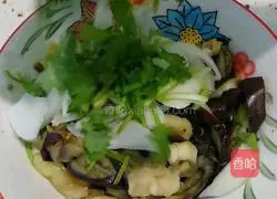 Illustration of how to tear eggplant by hand 3