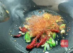 Illustration of how to make spicy hot pot lotus root slices 8