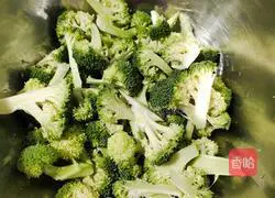 Illustration of how to make garlic broccoli 2