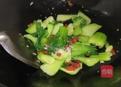 How to stir-fry wolfberry with Shanghai greens Illustration 8