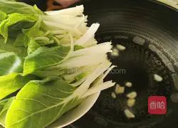 Illustration of how to make stir-fried black leaves and whites 8