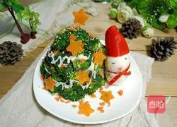 Illustration of how to make Christmas tree with broccoli and mashed potatoes 12