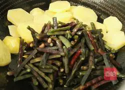 Potatoes Illustration of how to make fried red cowpea 9