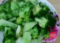 Illustration of how to make garlic broccoli 4