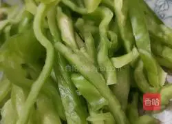 Illustration of how to make shredded peppers and potatoes 3