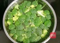 Illustration of how to make fried carrots with broccoli 1