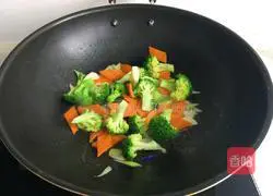 Illustration of how to make fried broccoli with both ears 7