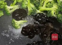 Illustration of how to make fried broccoli with black fungus 2