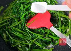 Illustration of how to make garlic water spinach 7
