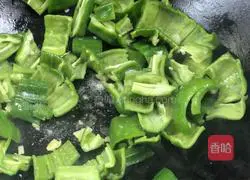 Illustration of how to stir-fry cucumber with green pepper 6