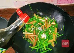 Illustration of how to stir-fry and fragrant chive flowers 8