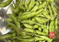 Illustration of how to make spicy braised edamame 1