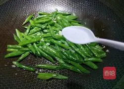 Illustration of how to make green beans and grandma's dish 9