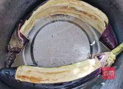 Illustration of how to stir-fry diced eggplant with walnut puree 5