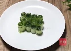 Illustration of how to make cucumber peeled egg flowers 7