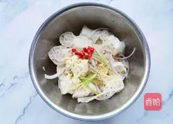 Illustration of how to make cold lotus root with juice-absorbing noodles 4