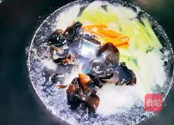 Illustration of how to stir-fry fungus with light salt yam 3