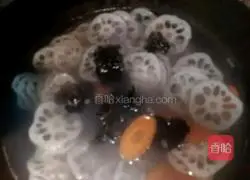 Illustration of how to stir-fry lotus pond vegetables 4