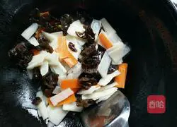 Illustration of how to stir-fry yam and fungus 6