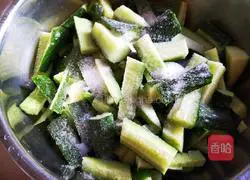 Illustration of how to make pickled cucumber 4