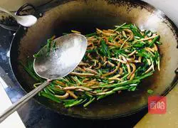 Illustration of how to make stir-fried dried beans with leeks 8