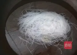 Illustration of how to mix spinach with vermicelli 4