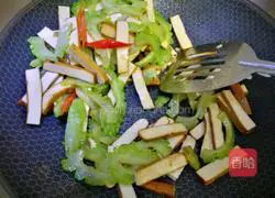 Illustration of how to stir-fry bitter melon with dried beans 6