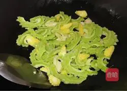 Illustration of how to stir-fry bitter melon with corn shoots 6