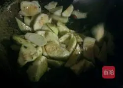 Illustration of how to make stir-fried loofah 9