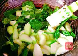 Illustration of how to stir-fry loofah and sweet potato leaves 8