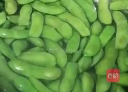Illustration of how to make spicy edamame 3