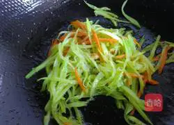 Illustration of how to make stir-fried shredded lettuce 6