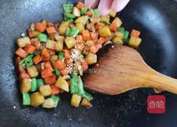 Illustration of how to make stir-fried double dices 10