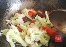 Illustration of how to stir-fry cauliflower with tomatoes and mushrooms 4