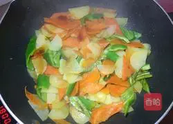 Illustration of how to make fried carrot and potato slices 6