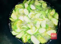 Illustration of how to make eggplant, edamame and shrimp soup 8