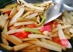 Illustration of how to stir-fry cattail with tomatoes 10