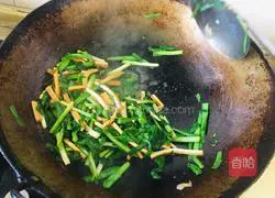 Illustration of how to make fried leeks with dried fragrant seeds 8