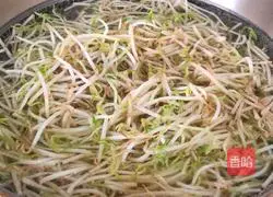 Illustration of how to make cold mung bean sprouts 2
