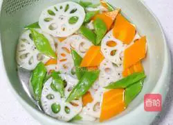 Illustration of how to make lotus pond stir-fry 4