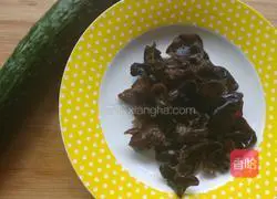 Illustration of how to make cold fungus and cucumber 1