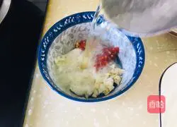 Illustration of how to steam enoki mushrooms with garlic chili sauce 2