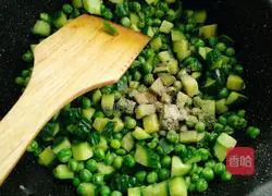 Illustration of how to make fried peas and cucumbers 8