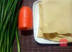 Cold way to make tofu skin with leeks Illustration 1