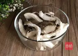Illustration of how to stir-fry oyster mushrooms with cabbage 2