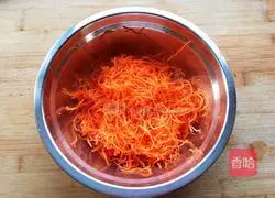 Illustration of how to make steamed carrot shreds 4
