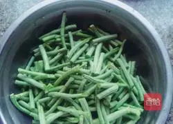 Illustration of how to make fried cowpeas and potatoes 5