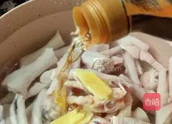 Illustration of how to soak chicken feet in citric acid 1