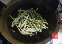Illustration of how to make stir-fried green beans 5