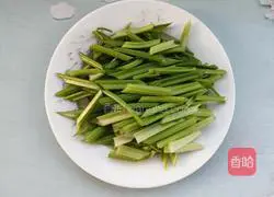 Illustration of how to stir-fry celery and yuba 2